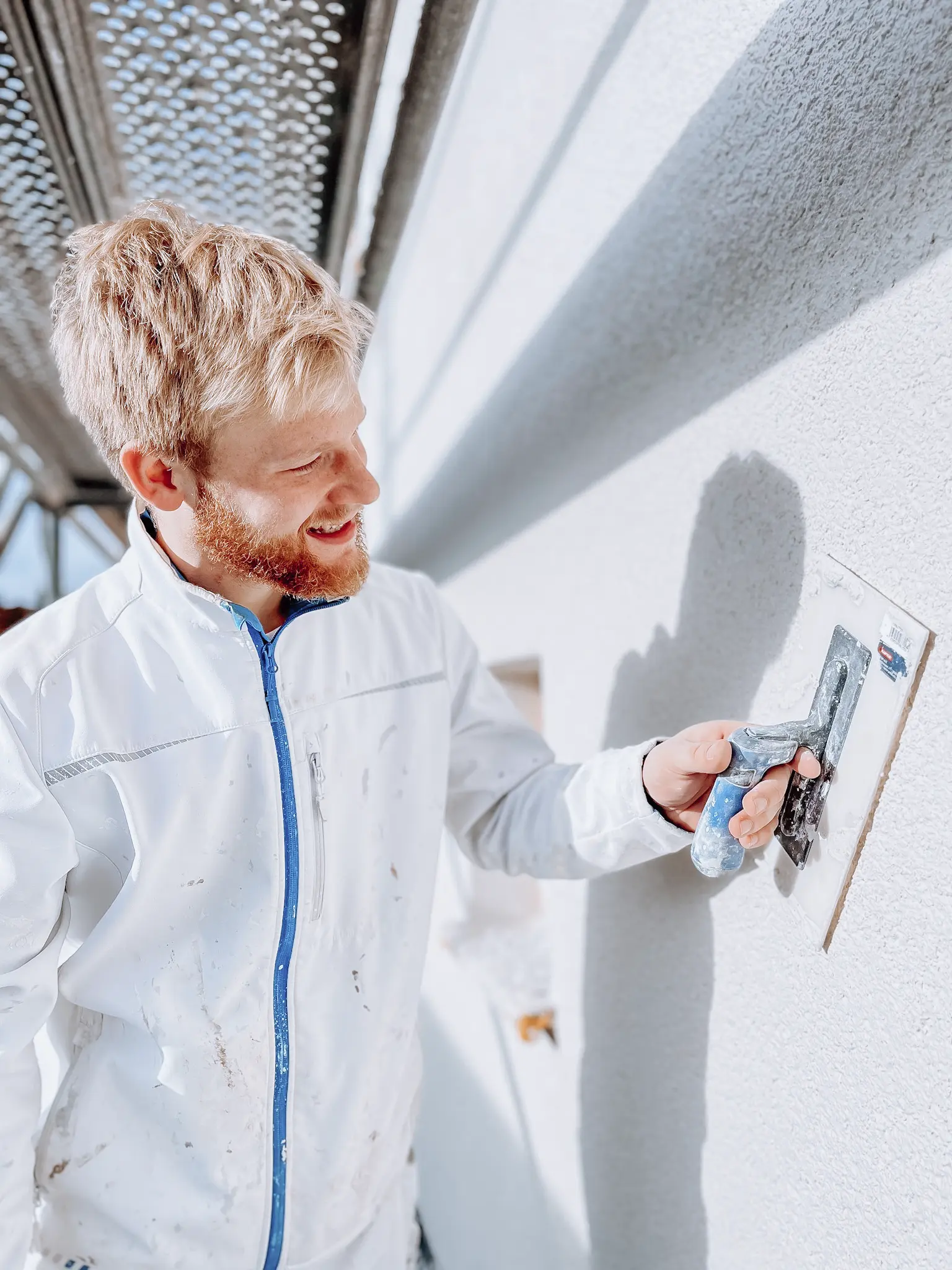 Stuckateurmeister Stephan beim Verputzen - AF Ausbau und Fassade